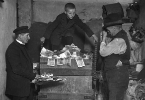 Pulping banknotes 1923 Willy Romer